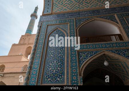 Interno con belle piastrelle e retro del portale con due minareti della Moschea di Jameh a Yazd, provincia di Yazd, Iran. Foto Stock