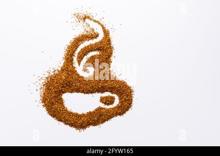 Tè Rooibos a forma di tazza di tè su sfondo bianco con spazio per la copia del testo Foto Stock