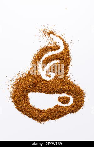 Tè Rooibos a forma di tazza di tè su sfondo bianco con spazio per la copia del testo Foto Stock