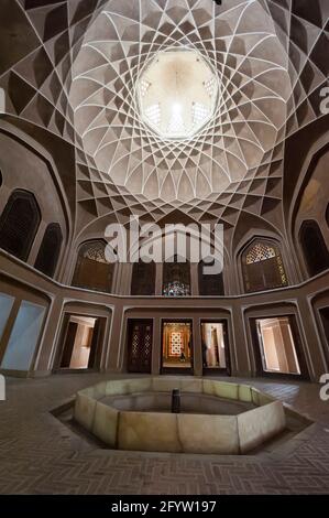 Interno del padiglione ottagonale nel Giardino di Dowlat Abad a Yazd, Provincia di Yazd, Iran. Foto Stock