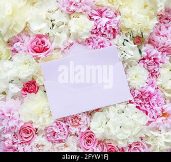 Busta tradizionale adagiata su sfondo floreale con peonie, rose e ortensie. Foto Stock