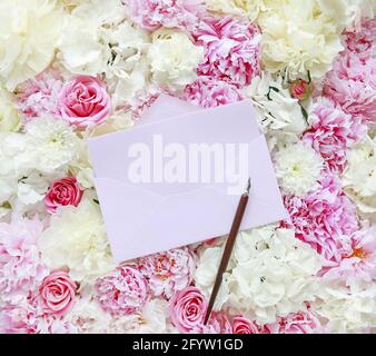 Busta tradizionale adagiata su sfondo floreale con peonie, rose e ortensie. Foto Stock