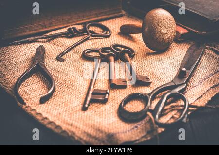 Vecchi attrezzi, libri, chiavi e forniture in burlap in stile vintage Foto Stock
