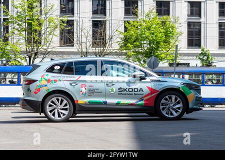 Riga, Lettonia - 29 maggio 2021: ?KODA è il principale sponsor ufficiale del campionato mondiale di hockey su ghiaccio IIHF. Skoda Enyaq 60 iv completamente elettrico. Sustainab Foto Stock