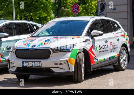 Riga, Lettonia - 29 maggio 2021: ?KODA è il principale sponsor ufficiale del campionato mondiale di hockey su ghiaccio IIHF. Skoda Enyaq 60 iv completamente elettrico. Sustainab Foto Stock