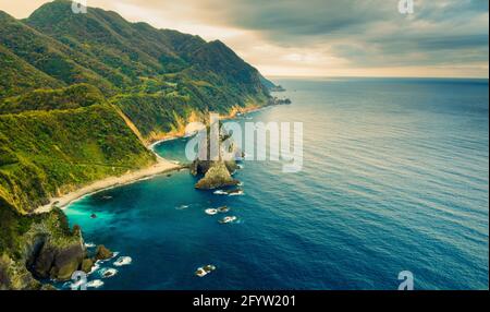 Foto grandangolare della ripida e rocciosa costa di Kumomi con pochi cataste di mare lungo la costa occidentale della penisola di Izu. Foto Stock
