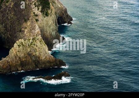 Foto di onde che lambono uno stack di mare lungo la costa di Kumomi lungo la costa occidentale della penisola di Izu. Foto Stock