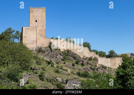 Il castello di la Yedra, antica enclave di origine difensiva situata nel comune spagnolo di Cazorla. Situato nella parte inferiore della Salvatierra h Foto Stock
