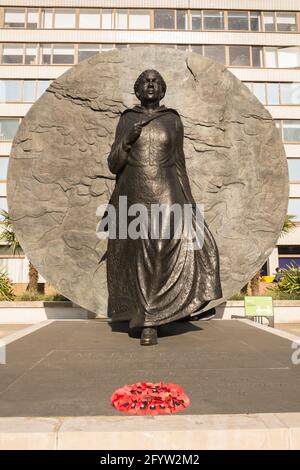 Una statua in bronzo per l'eroina della Guerra di Crimea Mary Seacole di Martin Jennings, fuori dal St Thomas' Hospital nel centro di Londra, Inghilterra, Regno Unito Foto Stock