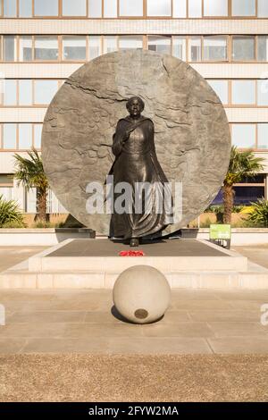 Una statua in bronzo per l'eroina della Guerra di Crimea Mary Seacole di Martin Jennings, fuori dal St Thomas' Hospital nel centro di Londra, Inghilterra, Regno Unito Foto Stock