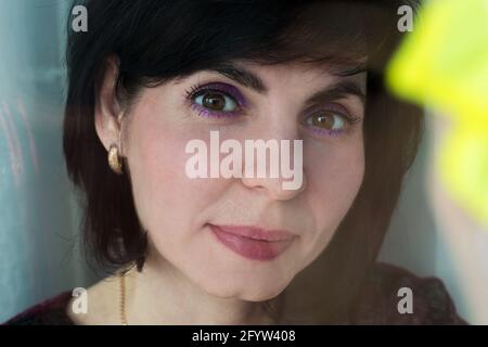 Primo piano di una donna che lava un vetro della finestra. Foto Stock