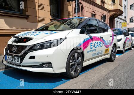 foglia di Nissan elettrica di EVLdrive Carsharing alla stazione di ricarica Foto Stock