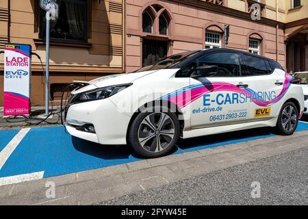 foglia di Nissan elettrica di EVLdrive Carsharing alla stazione di ricarica Foto Stock