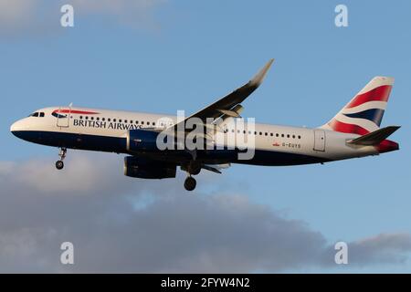 LONDRA, REGNO UNITO - 23 febbraio 2020: British Airways (BA / BAW) in avvicinamento all'aeroporto Heathrow di Londra (EGLL/LHR) con un Airbus A320-232 A320 (G-EUYS/ Foto Stock