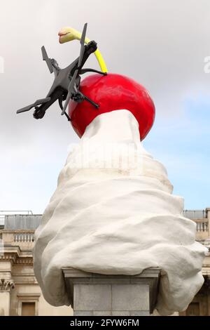 Sculpture the End by Heather Phillip - un panna montata sormontata da una gigantesca mosca che si fonde sulla quarta base di Trafalgar Square, Londra, Regno Unito Foto Stock