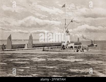 Una vista fine del 19 ° secolo della stazione di segnale accanto al frangiflutti a Newhaven. Costruito prima dei giorni della radiotelegrafia, comunicò con la spedizione usando le bandiere. Un porto di traghetti del canale nel Sussex orientale in Inghilterra, situato alla foce del fiume Ouse, è stato ufficialmente riconosciuto come 'il porto di Newhaven' nel 1882. Foto Stock