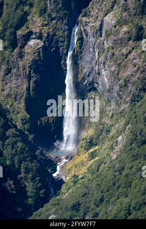 Cascata del Devil's Punchbowl, Arthurs Pass, Canterbury, Isola del Sud, Nuova Zelanda, Tratto da Scotts Track sul picco delle valanghe Foto Stock