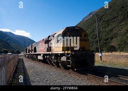 Locomotive diesel KiwiRail ad Arthurs Pass, Canterbury, Isola del Sud, Nuova Zelanda Foto Stock