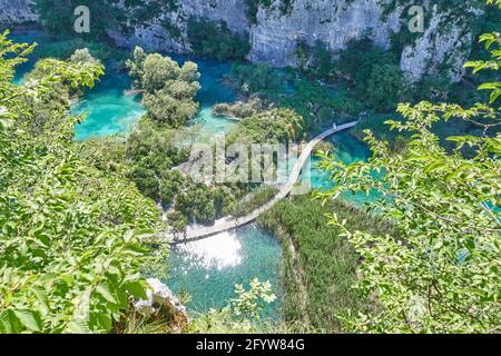 Una foto aerea di laghi turchesi e lussureggianti alberi verdi Nel Parco Nazionale dei Laghi di Plitvice in Croazia Foto Stock
