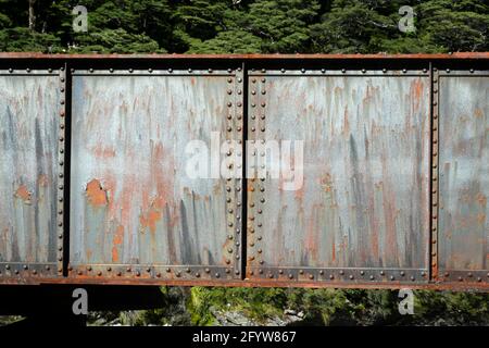 Dettaglio del ponte ferroviario in acciaio sul fiume Bealey, Arthurs Pass, Canterbury, Isola del Sud, Nuova Zelanda Foto Stock