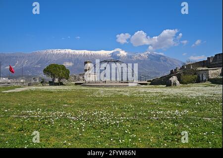 All'interno del castello di Gjirokastra con vista sulla torre dell'orologio Foto Stock
