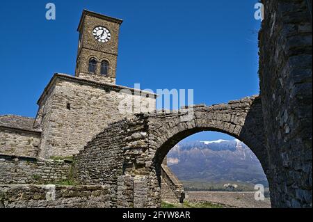 All'interno del castello di Gjirokastra con vista sulla torre dell'orologio Foto Stock