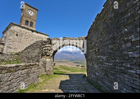 All'interno del castello di Gjirokastra con vista sulla torre dell'orologio Foto Stock