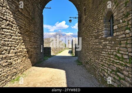 All'interno del castello di Gjirokastra con vista sulla torre dell'orologio Foto Stock