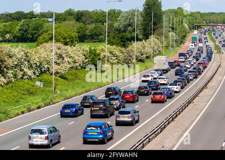 Preston; Lancashire. UK Weather May 2021.; The Great British Bank Holiday Getaway.; congestione sul M6 come traffico pesante rallenta i progressi verso il Lake District e le località turistiche nord-ovest.; credito; MediaWorldImages/AlamyLiveNews Foto Stock