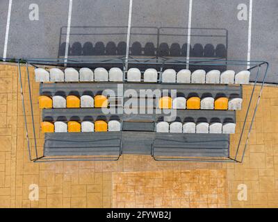 Vista aerea di piccoli stand accanto al parcheggio con posti a sedere per gli spettatori in un campo da calcio a Altea la Vella, Alicante, Spagna Foto Stock