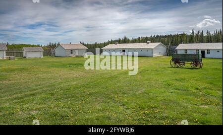 Maple Creek, Saskatchewan, Canada – 27 maggio 2021: Edifici in tronchi e vagone a Fort Walsh National Historic Site nelle Cypress Hills Foto Stock