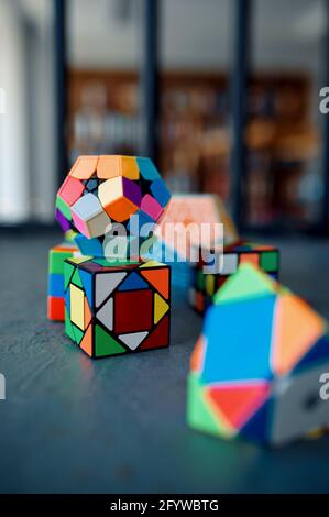 Diversi cubi puzzle sul tavolo, nessuno Foto Stock