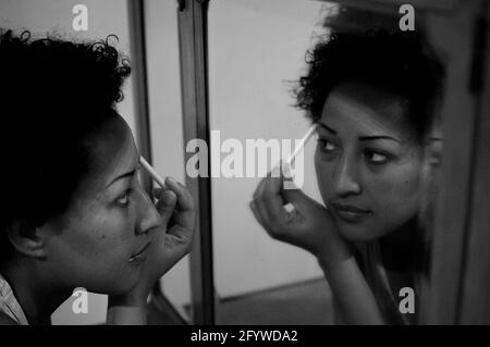 Addis Abeba - Ottobre 2011: Ragazza etiope che applica il trucco di fronte ad uno specchio Foto Stock