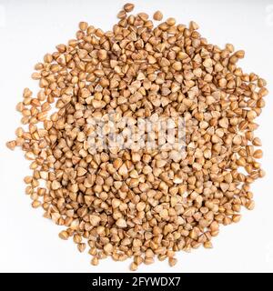 vista dall'alto di un mucchio di grani di grano saraceno arrostiti da vicino su piastra in ceramica grigia Foto Stock