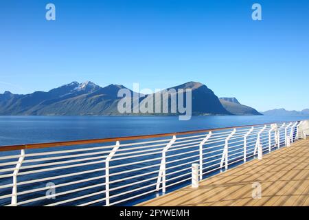 Naviga verso il fiordo di Geiranger in una splendida giornata con vista sulle montagne dal ponte aperto della nave, la Norvegia. Foto Stock