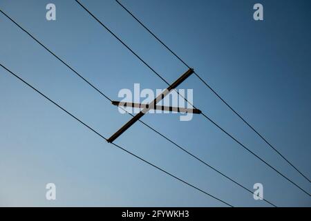 Costruzione per evitare che i fili tocchino il cielo blu aganista. Foto Stock