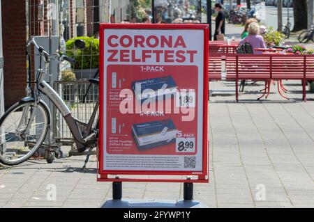 Vendere Corona Tests al Vomar Supermarket di Amsterdam il Paesi Bassi 30-5-2021 Foto Stock