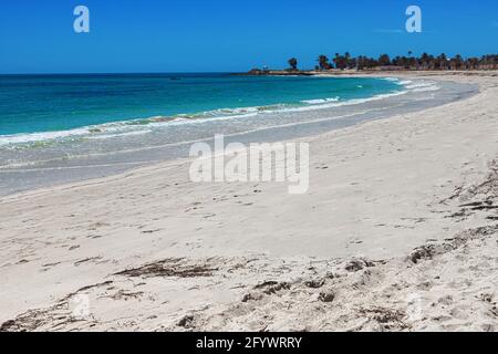 Stagcape. Splendida vista sulla laguna, sul mare, sulla spiaggia di sabbia bianca e sul mare blu. Isola di Djerba, Tunisia Foto Stock