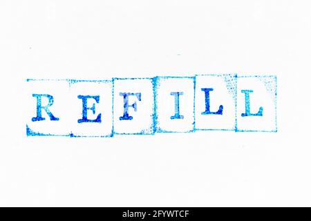 Inchiostro di colore blu con inchiostro di gomma in parola ricarica su bianco sfondo della carta Foto Stock