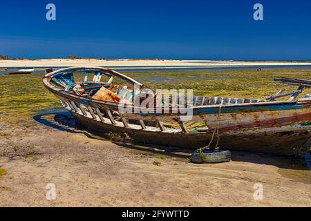 Stagcape. Bella vista di una barca relitto nella baia mediterranea sull'isola di Djerba, Tunisia Foto Stock