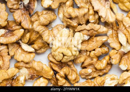 cibo di fondo - molti nuclei di noce sgusciato Foto Stock