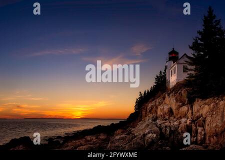 Il Bass Harbor Head Lighthouse si trova sull'Isola del deserto, all'interno del Parco Nazionale di Acadia. Il faro segna l'ingresso alla Blue Hill Bay. Foto Stock