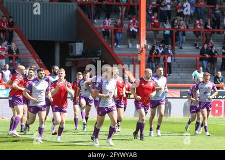 Kingston upon Hull, Regno Unito. 17 maggio 2021. I giocatori di Hull KR si riscaldano a Kingston Upon Hull, Regno Unito, il 17/2021. (Foto di David Greaves/News Images/Sipa USA) Credit: Sipa USA/Alamy Live News Foto Stock