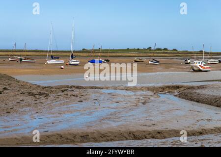 Vista con la bassa marea vista al brancaster staith nel Nord Norfolk. Foto Stock