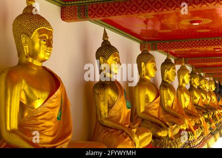 Sculture di un Buddha seduto in una delle numerose gallerie del tempio buddista di Wat Pho (Tempio del Buddha sdraiato). Bangkok, Thailandia Foto Stock