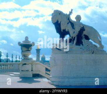 Francia, Parigi, statue di Pont Alexandre III Foto Stock