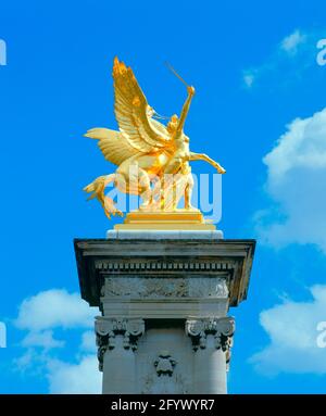 Francia, Parigi, Statua su colonna, Pont Alexandre III Foto Stock