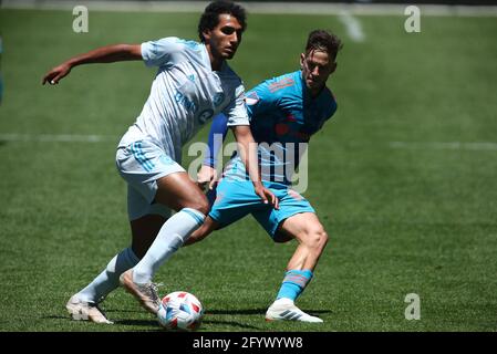 IL centrocampista DI CF Montréal Ahmed Hamdi (7) e il centrocampista del Chicago Fire FC Alvaro Medran (10) combattono per la palla durante una partita MLS al Soldier Field, Satu Foto Stock