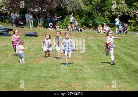 I bambini corrono a Rhu Gala, Argyll, Scozia Foto Stock