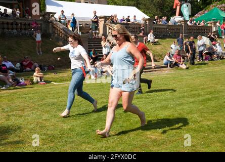 I genitori regano uova e cucchiai al Rhu Gala, Argyll, Scozia Foto Stock